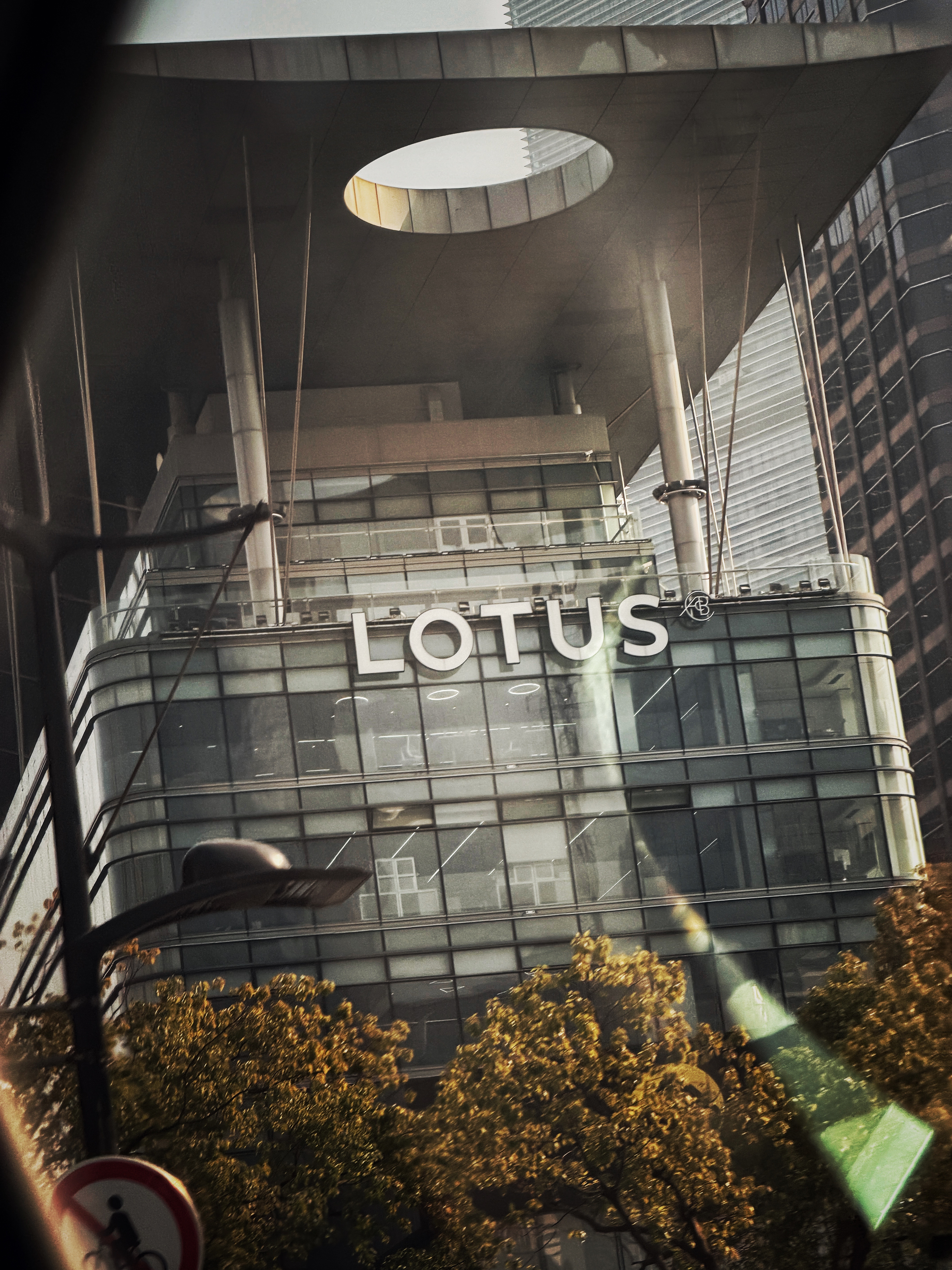 来莲花跑车总部了，下午提台限量版。这台车可以说从车重到风阻系数，目前没有电车是它