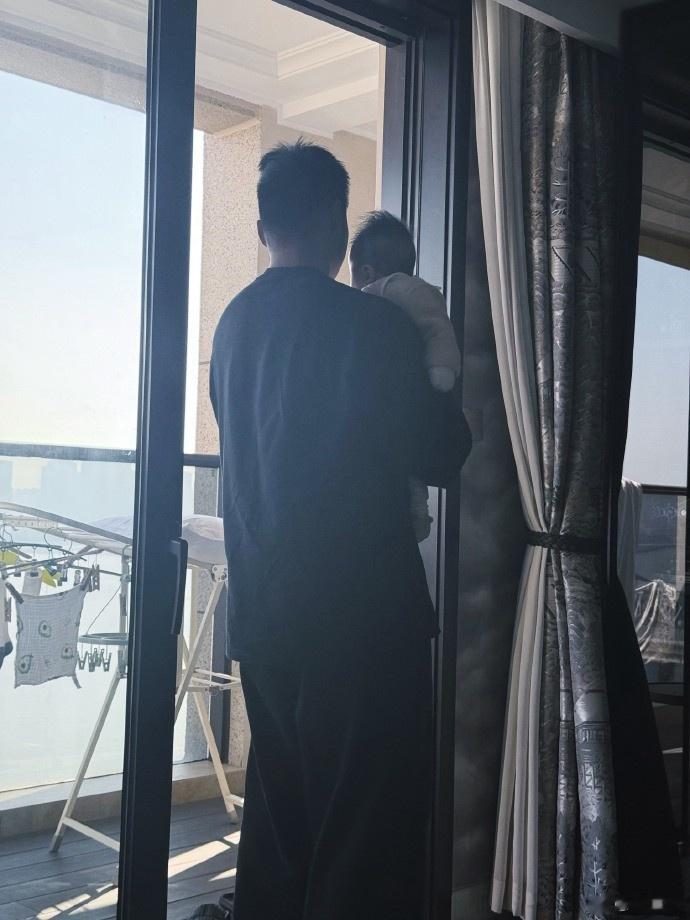 谢震业晒与孩子合照：这是第二次抱起你，已经比之前重一倍了