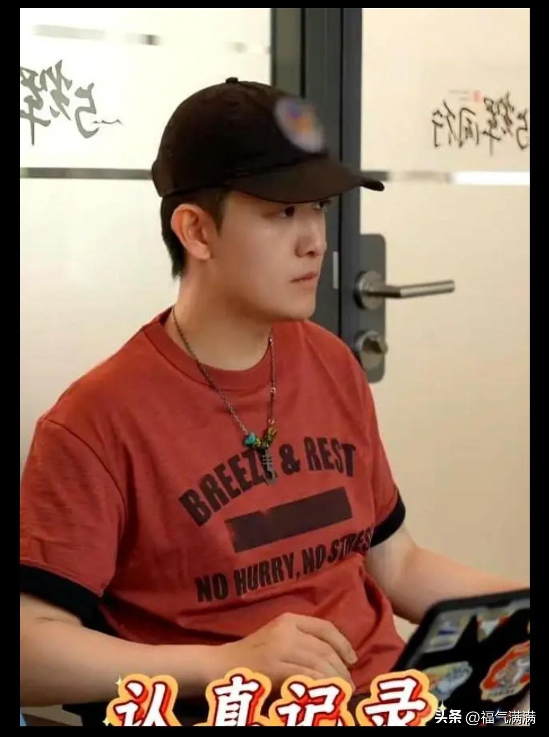 刷到个视频，差点没认出来。
直播间里西装革履、口条利索的董董，
会议室里竟然是浅