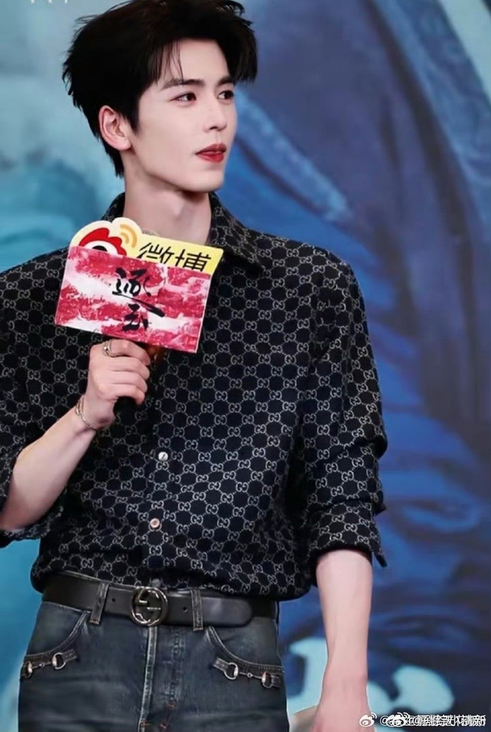 张凌赫又在全场找人了 他找人的时候认真得像在完成任务，找到后笑得像捡到宝。这种反