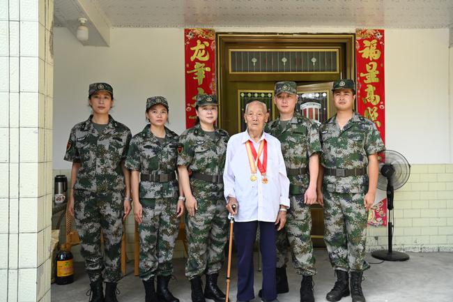 16岁弃笔从戎！中国首支伞兵部队的荣县老兵，空降敌后杀敌建功
 
范志华是四川自