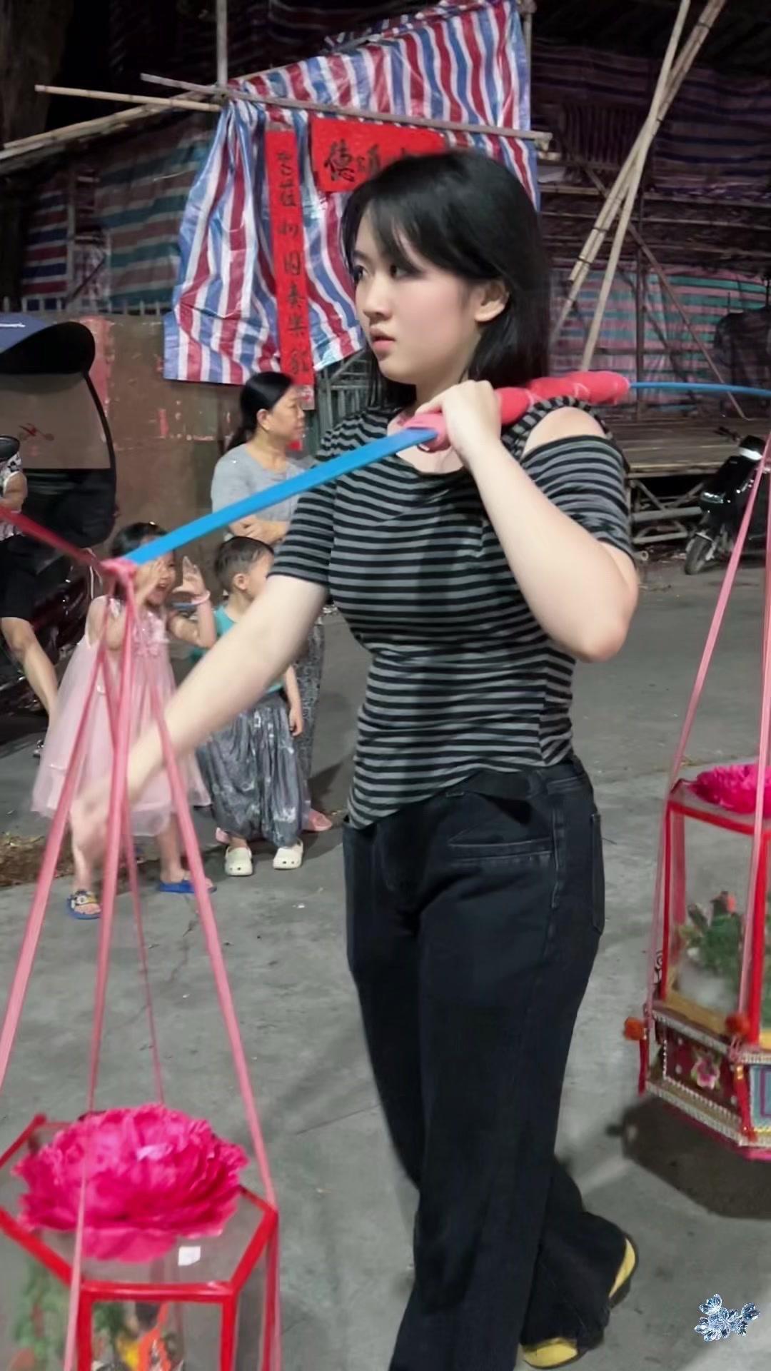 ✨灵动眼神直接戳中我，民俗氛围好浓烈
潮汕挑花篮的非遗魅力完全被她带出来了