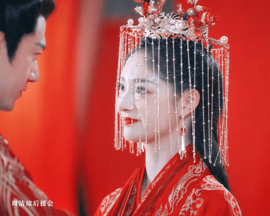 周洁琼 《明月入卿怀》杨望月嫁衣+面帘 掀开面帘（帘子）[期待][期待][期待]
