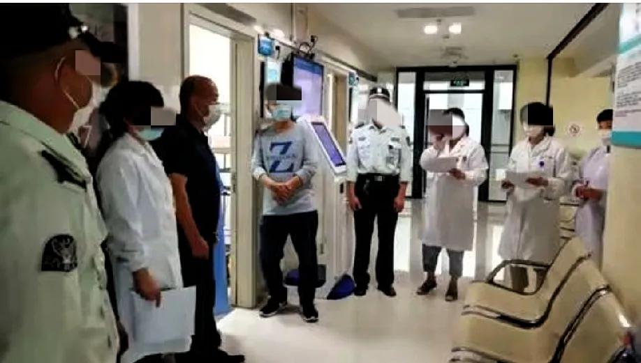 在医院里发生了一件让人哭笑不得的事情：65岁的老人带着孕妇和两岁女孩在B超室外打