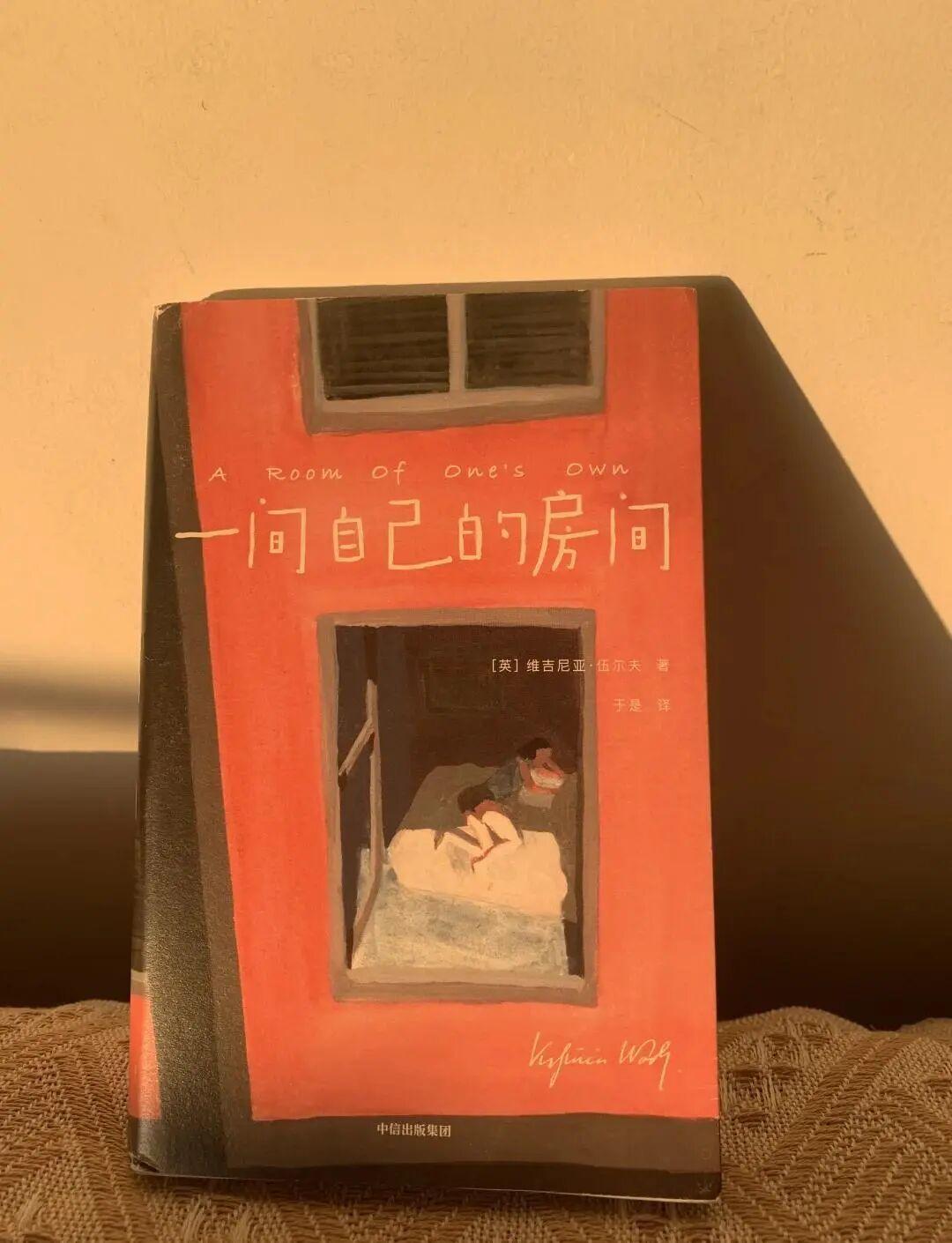 写作，需要有仪式感，一杯茶/咖啡，一张漂亮的书桌，一台趁手的笔记本等。

这种仪