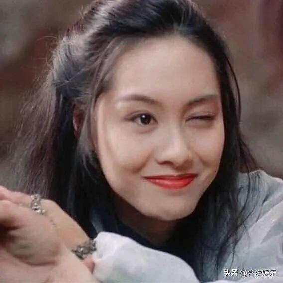 2004年，颁奖典礼上黄子华问朱茵：“你的朱是不是母猪的猪呀？”朱茵没有回复。黄