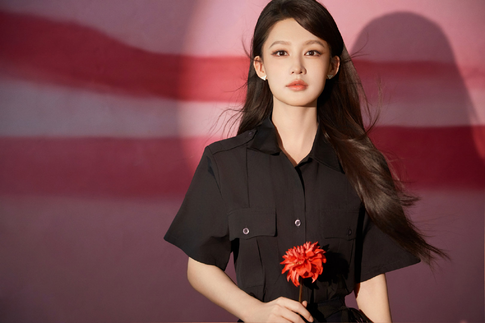 李沁李沁工作室prada出图好美的沁沁，prada造型出图啦！ 今天简直是妈妈级