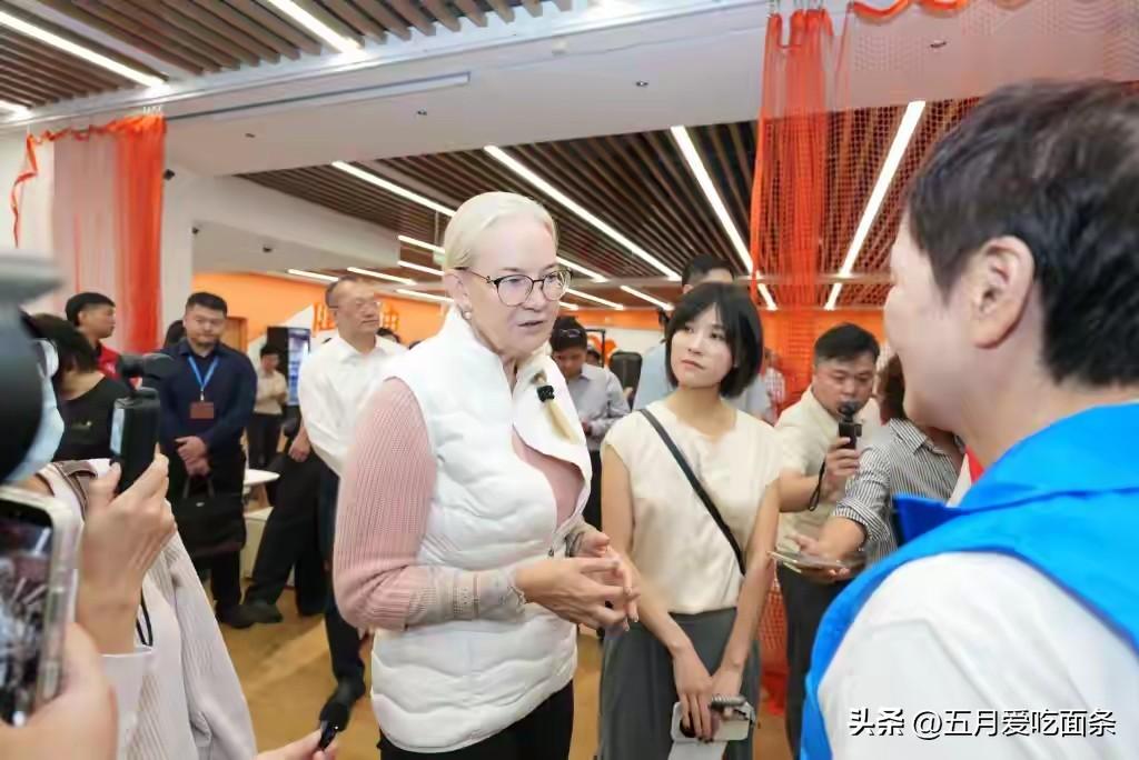 王励勤陪索林参观上海周家桥运动健康中心的帕金森病友之家。
奇怪的是，索林穿得好多