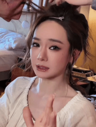 戚薇在戛纳隔空祝许嵩生日快乐戚薇在戛纳的状态真的封神了！白月光级别的美貌，大露背