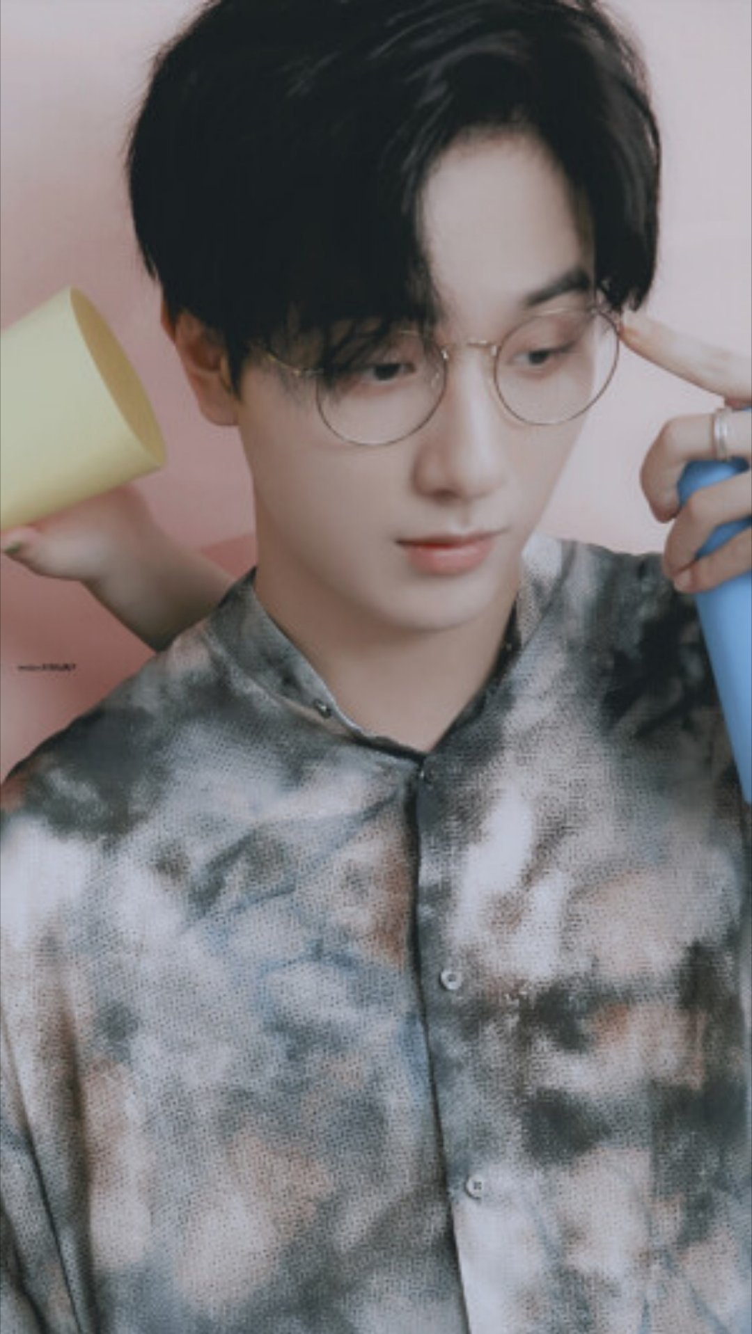 李宏毅直播李宏毅直播状态封神！素颜怼脸帅到犯规，眉眼清冷自带疏离感，聊工作侃侃而