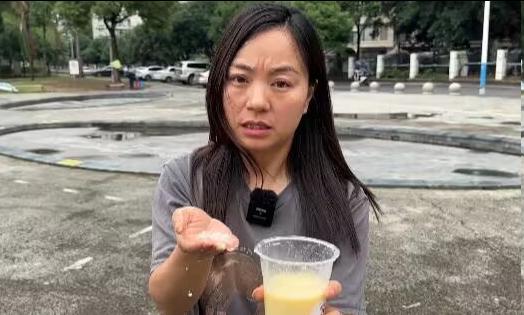 成都金堂曝出一起双重违规的餐饮安全事件，让无数网友为之愤慨揪心。
 
商家售卖标