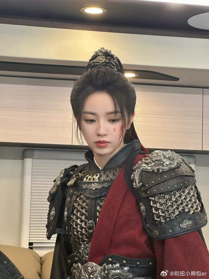 田曦薇战损破碎版谁能不爱田曦薇战损破碎版！伤痕点缀下更显清冷坚韧，长玉将军氛围感