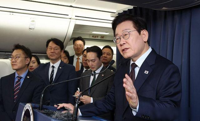 最新消息
李在明想和金正恩和好，其实李在明别有用心
他认为，如今半岛局势处于非常