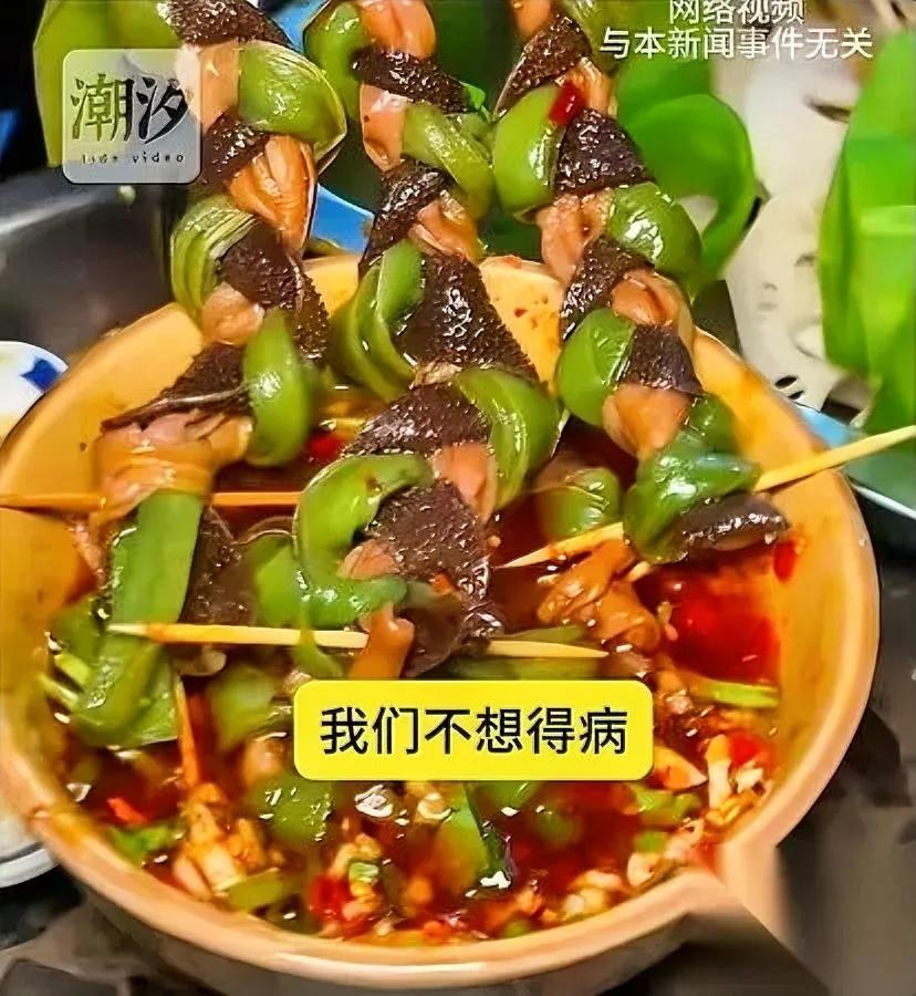 成都串串摊现恶心操作！

游客当场看吐！

老板竟称这是行规？

宁夏游客宁小妮