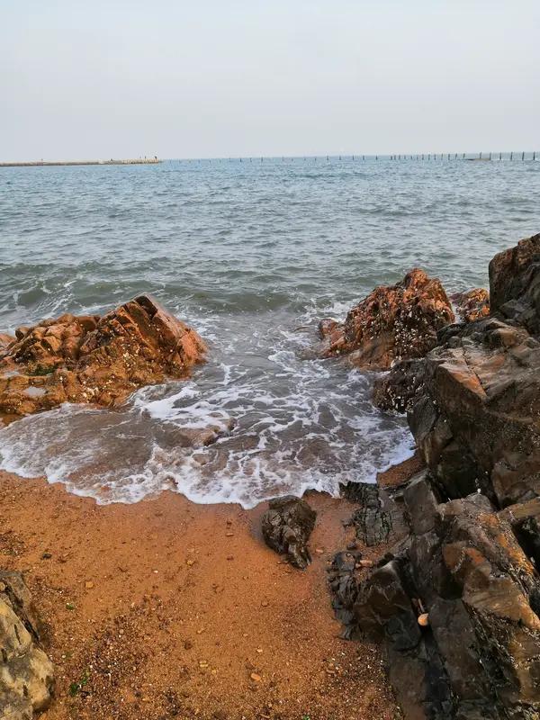 海边的风景简直绝了！上次去三亚的海边，那景色至今难忘。
站在沙滩上，脚下是细腻柔