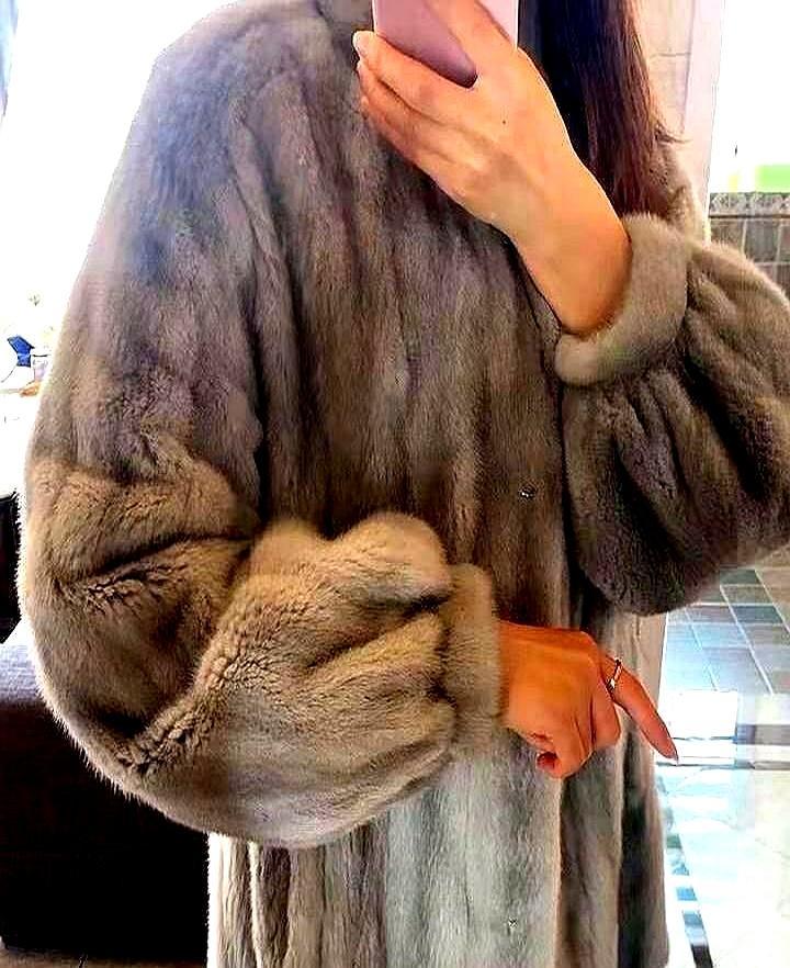 海宁皮革城最近挤满小姑娘。
 
25到35岁占一半，排队试樱花粉短貂，三千块一件