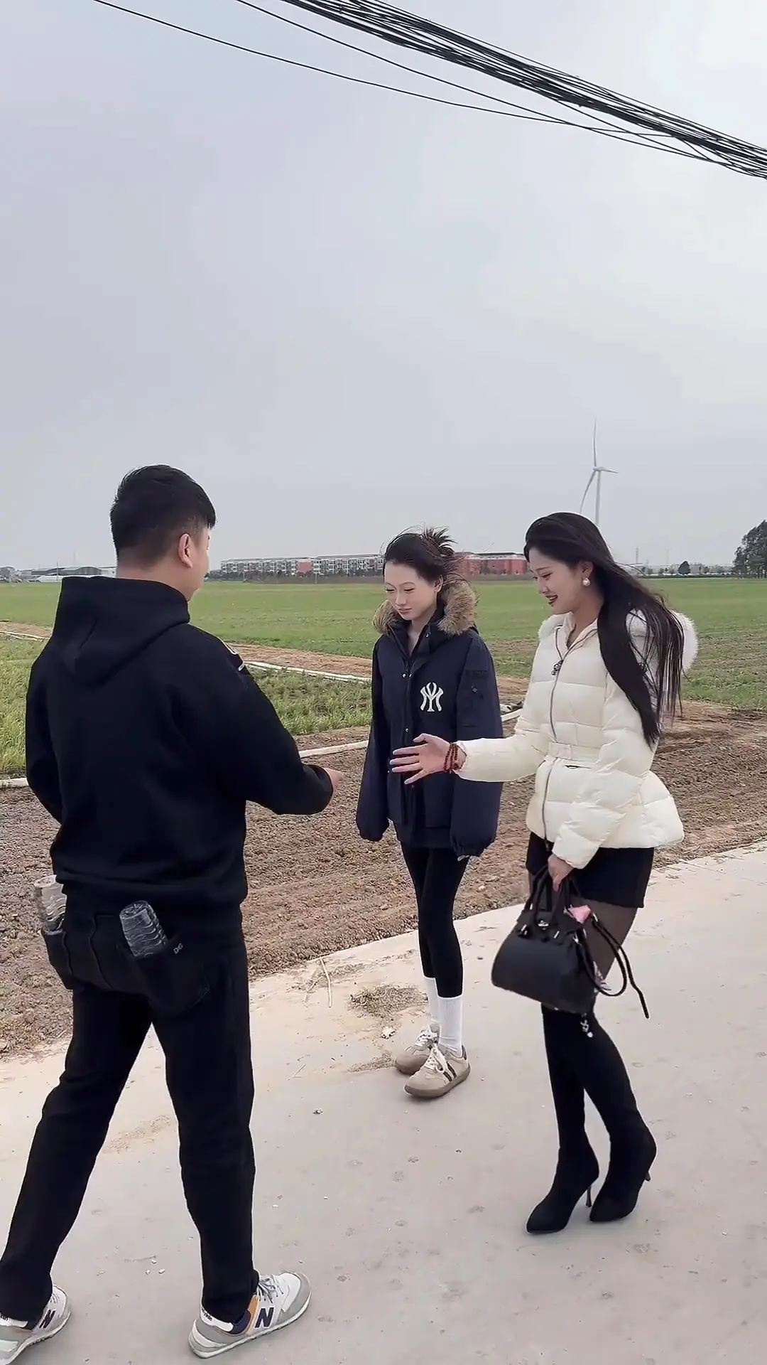 请原谅他不懂浪漫 他每天为了钱而发愁 请习惯他的愁眉苦脸 他已不是少年