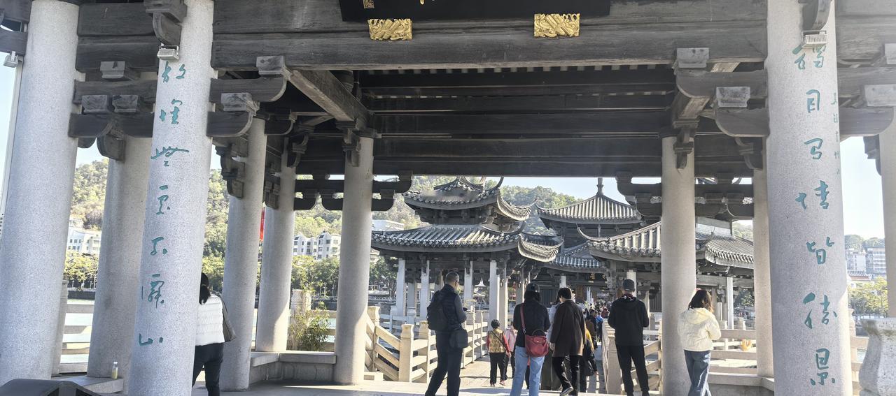 认认这幅对联。