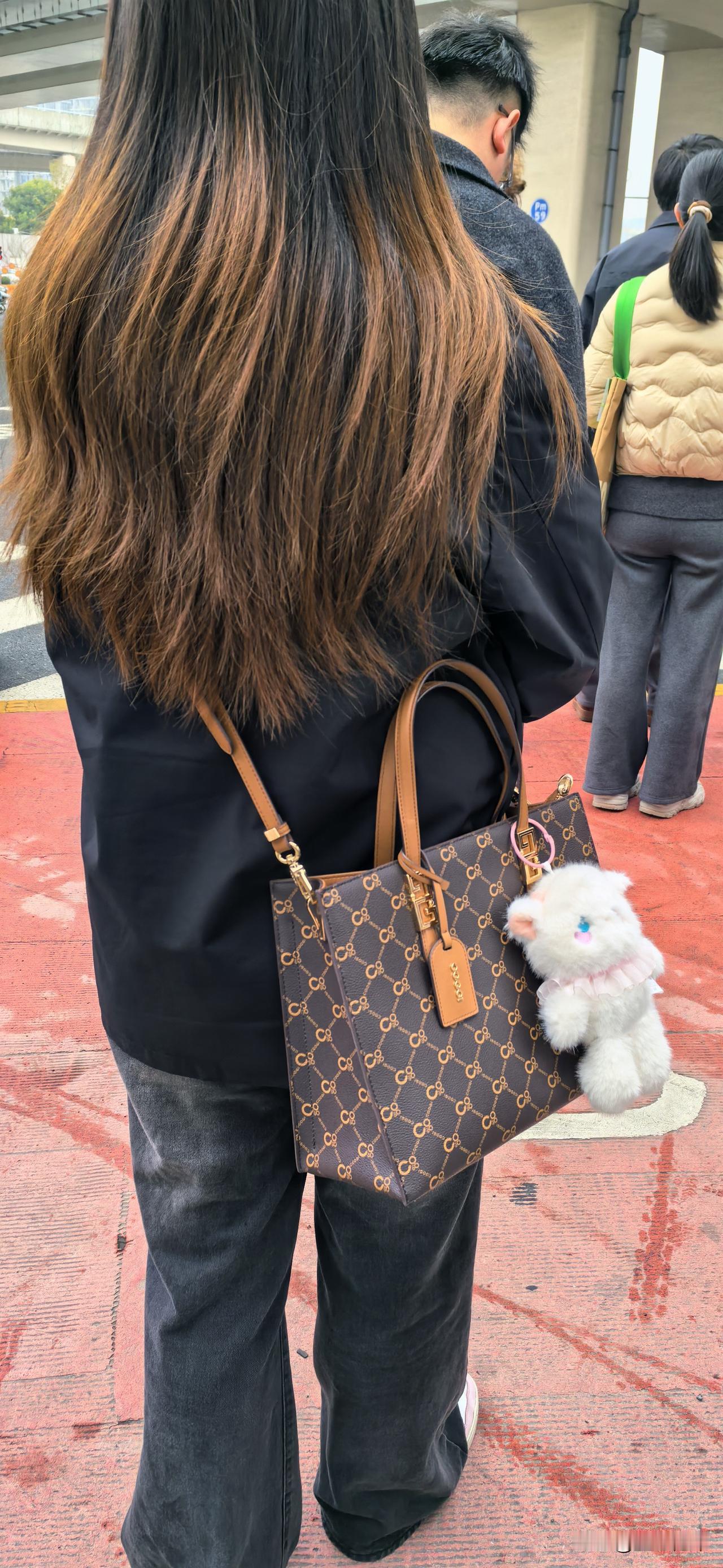 你都背这个牌子的包了，还挤公交车上班？