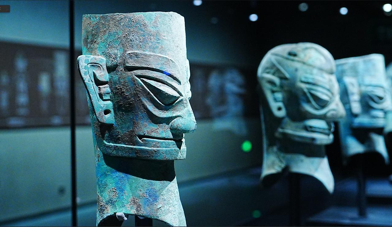 我明白了一个大问题。
三星堆青铜神像，无一例外，嘴唇下方到两腮和耳后，都有一个“