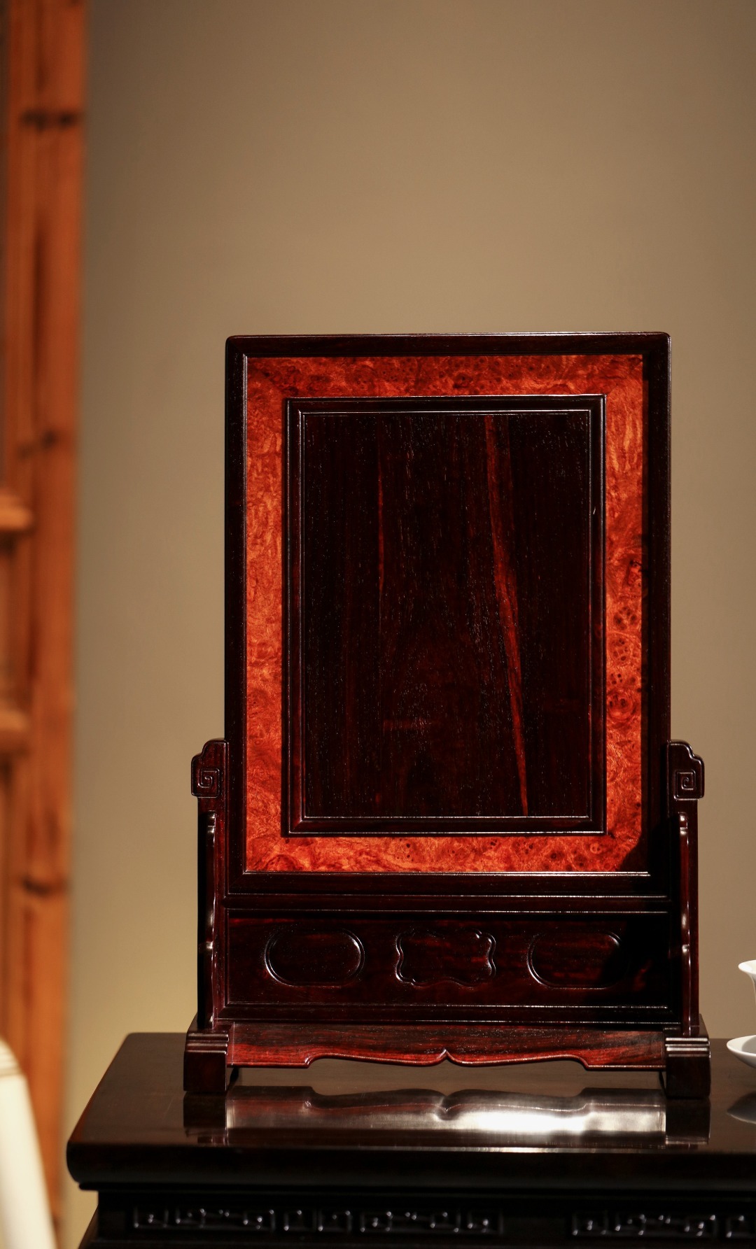 紫檀百宝嵌【富贵长寿】插屏小叶紫檀攒框，镶缅花瘤疤独板。屏心百宝嵌花鸟图，配色典