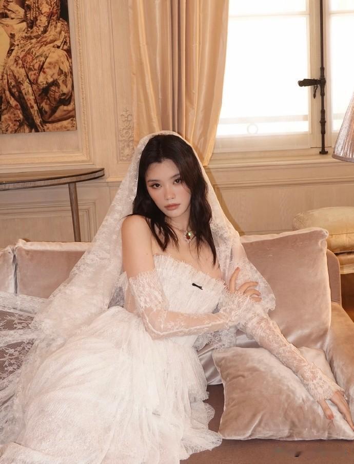 ❤️超模的婚礼质感绝了！
奚梦瑶切换多套白纱造型，蕾丝仙气、珍珠轻奢、缎面慵懒，