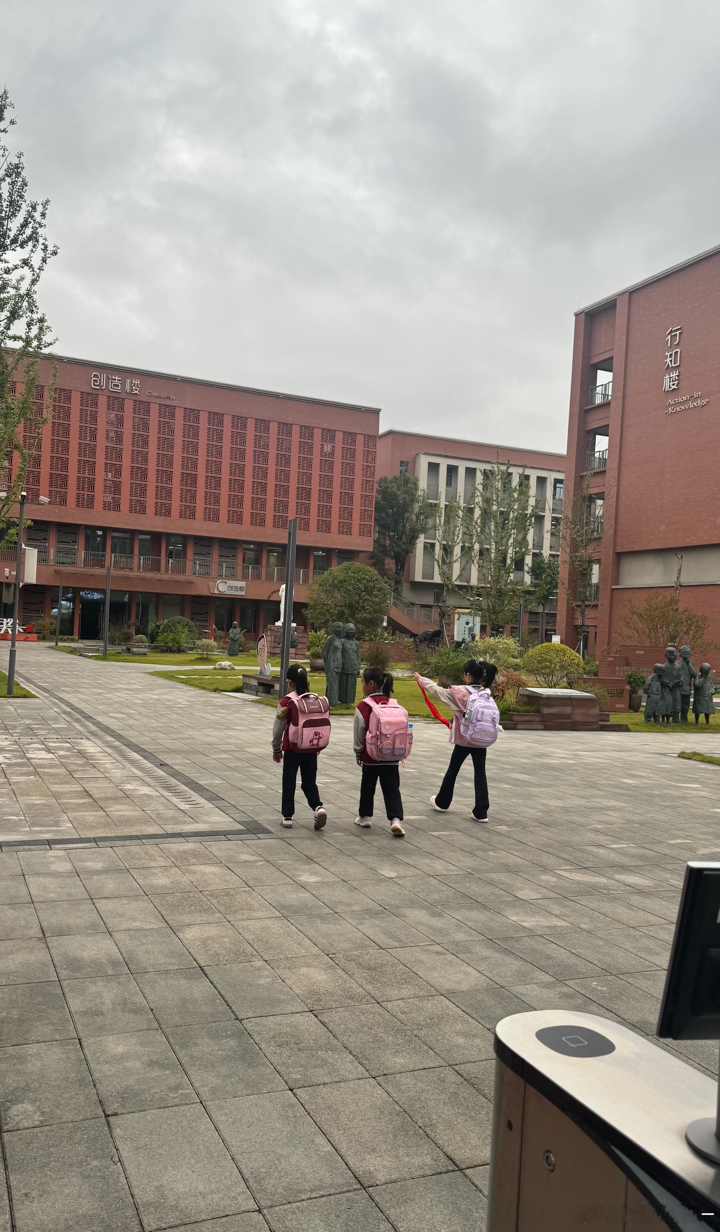 每次送完豆豆~每次出去拿快递豆豆都会说，你慢点哈[比耶]这句话不是应该我说吗~被