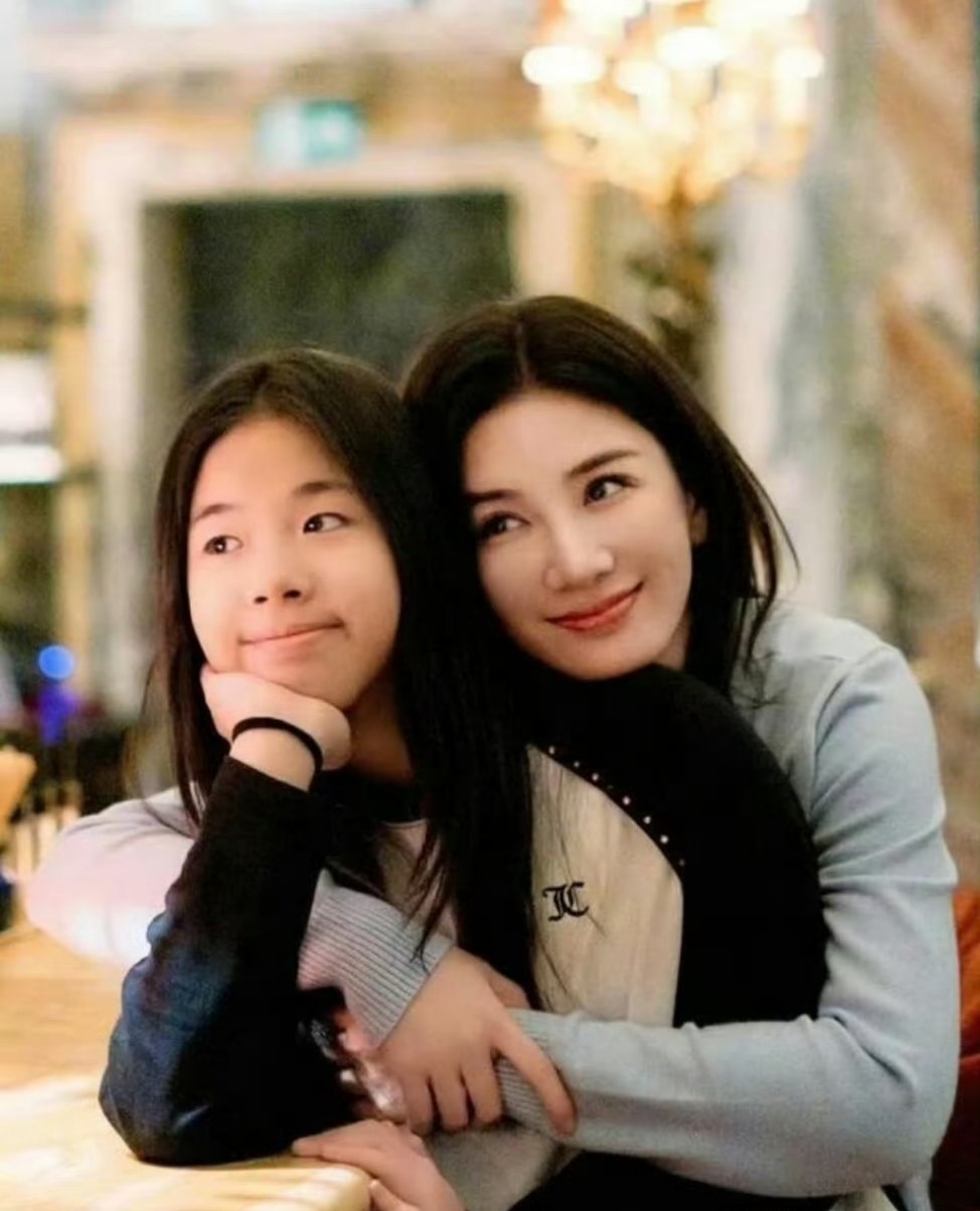 黄奕带女儿赴韩国学习唱跳有热爱有争取，既然黄奕都陪着了那就玩玩看[允悲] ​​​