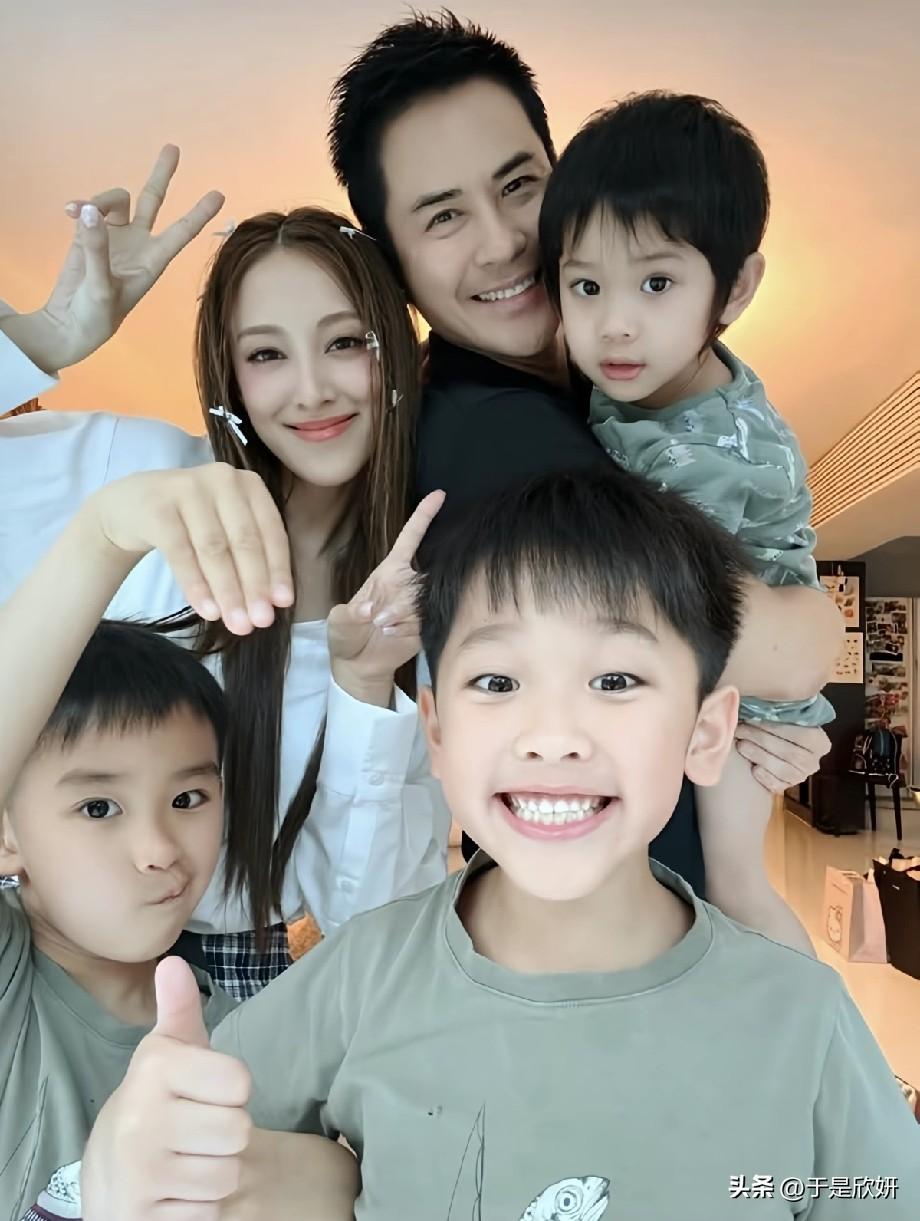 基因太强大！郑嘉颖陈凯琳一家五口同框，全员高颜值堪称神仙家庭
 
近日，郑嘉颖与