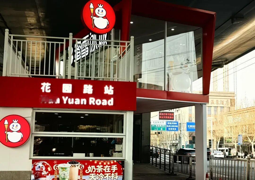 开业在即，郑州“公交版”蜜雪冰城店又有新进展了！
近日，有细心的市民发现，备受关