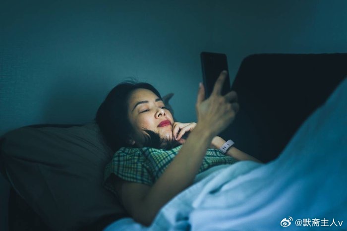 生命的钟摆·默斋主人原创科普散文晨光微熹，林荫道上已有不少晨练之人。五十九岁的张