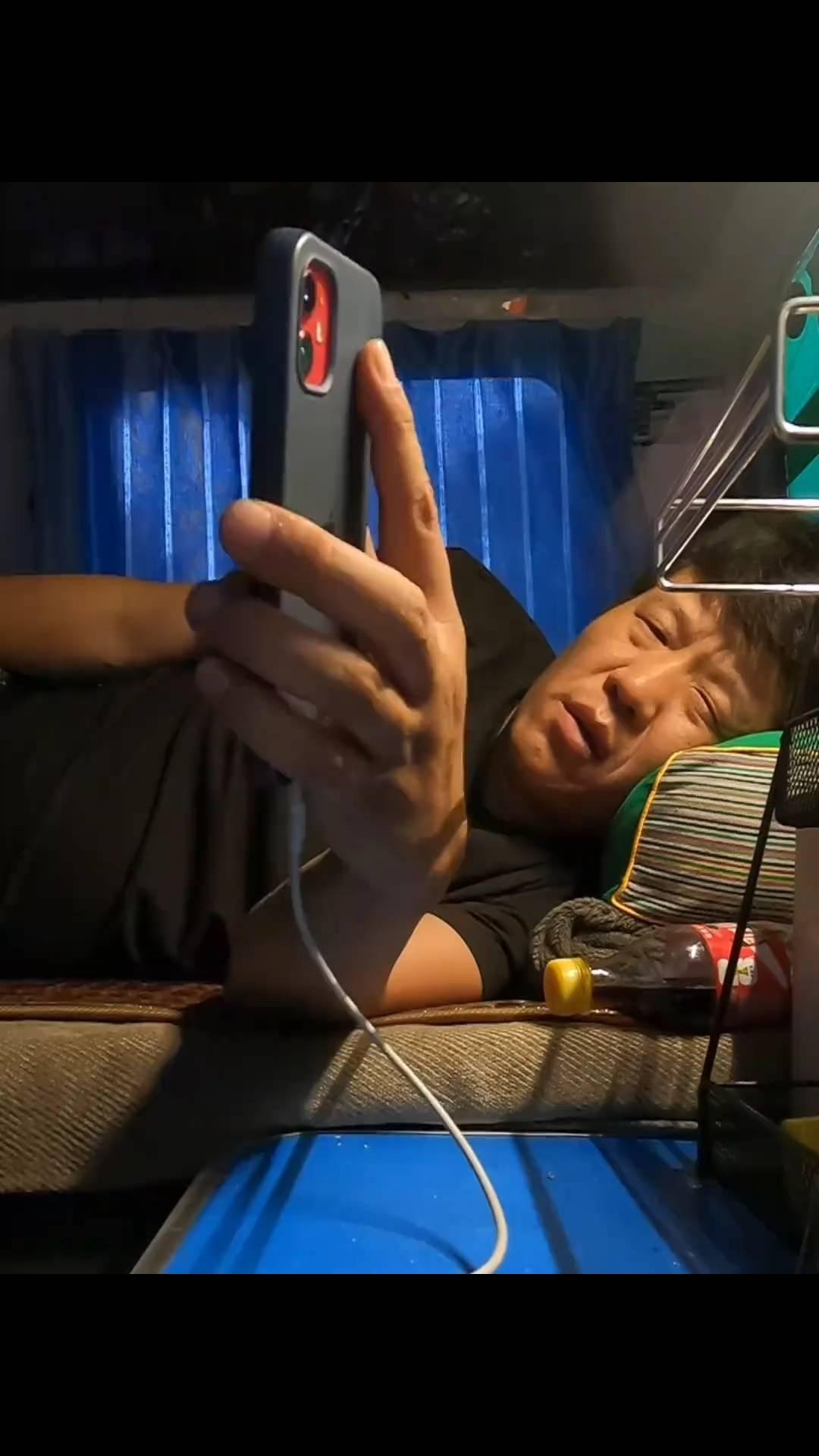 听我一句劝，这些穷人要想翻身，数据线必须要买长一点。