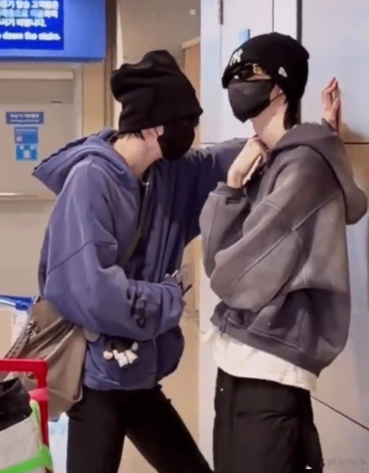 童禹坤壁咚黄朔童禹坤黄朔机场路透童禹坤黄朔机场路透，艾玛。