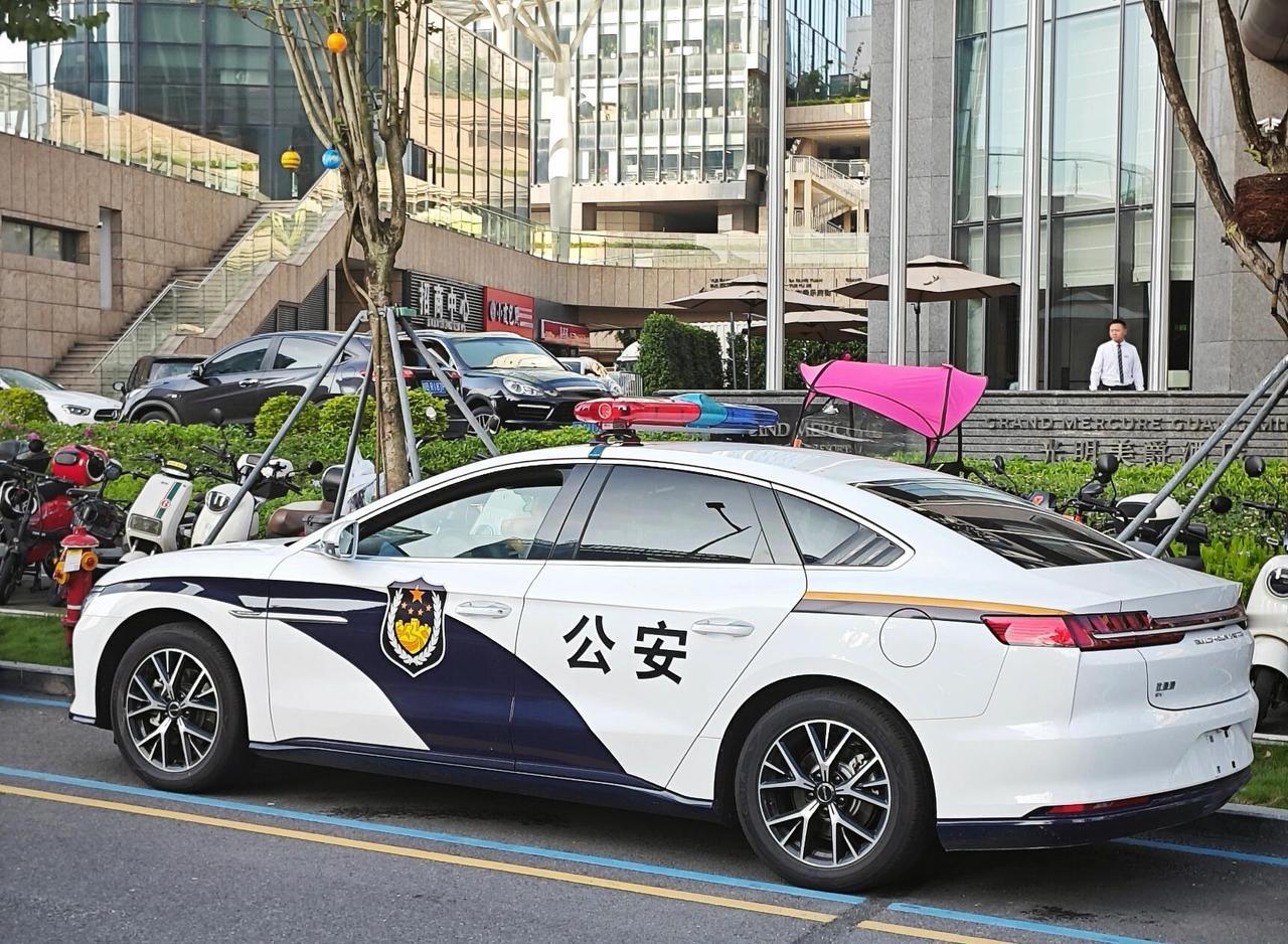 辅警开警车带家人外出，结果把“饭碗”弄丢了！

网友爆料，12月11日，车牌为“