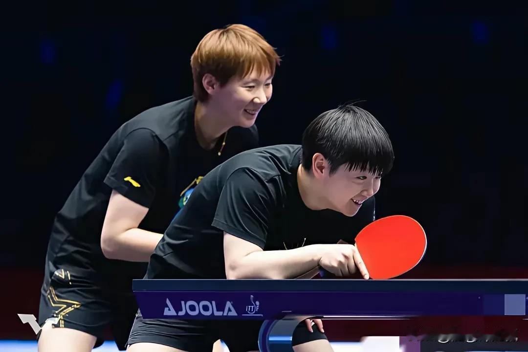 她俩笑起来真好看。

相比于孙颖莎/王曼昱3-0战胜跨国组合迪亚兹/帕瓦德，我更