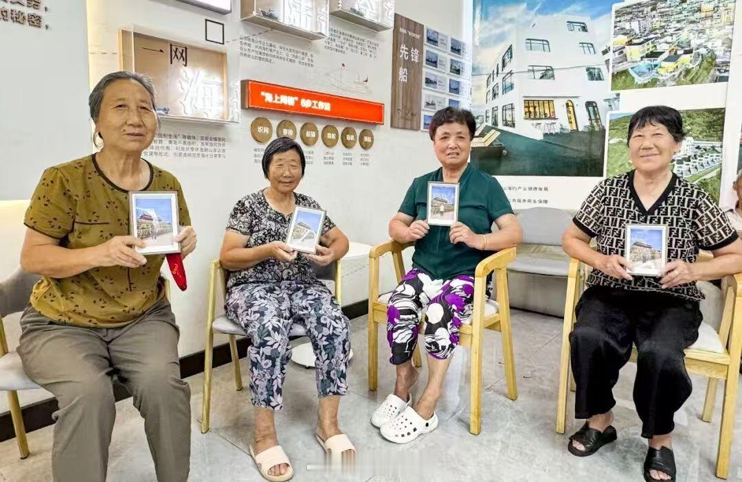 嵊泗海岛老人云端打卡天安门啦近日，浙工商志愿团队走进嵊泗海岛，运用AI技术，为一