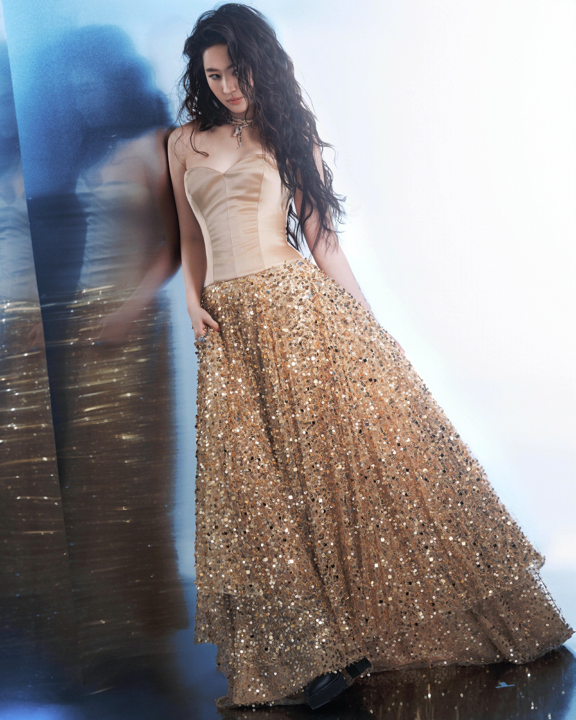 刘亦菲全新妆造：身着路易威登定制礼服，金色流光，熠熠飞舞。刘亦菲