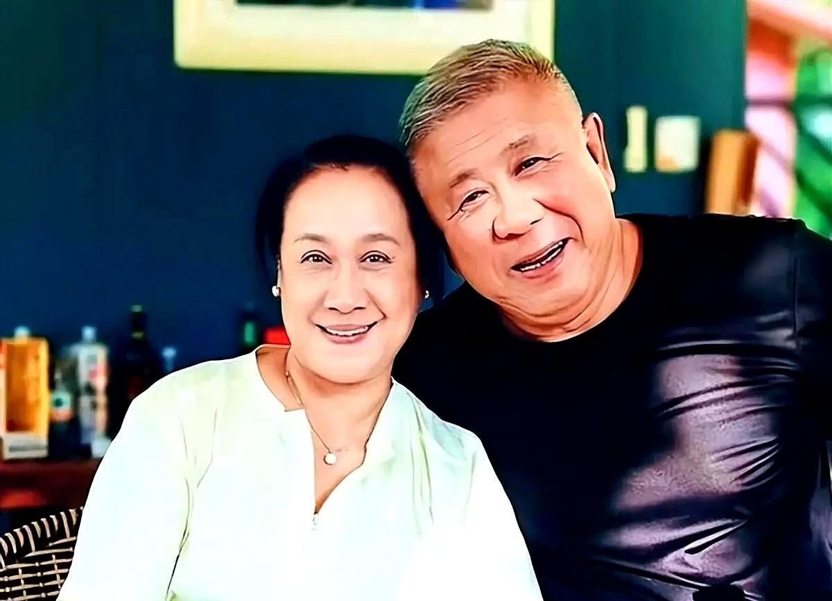 谁能想到，《悬崖》里让人后背发凉的高彬，现实中竟是个彻头彻尾的“妻管严”。

国