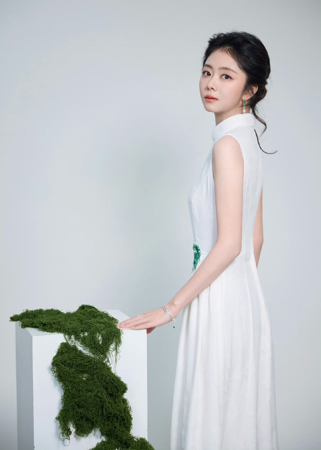 谭松韵[超话] 谭松韵这盘发搭配旗袍裙真的太绝了！古典韵味拉满，优雅又灵动，每一