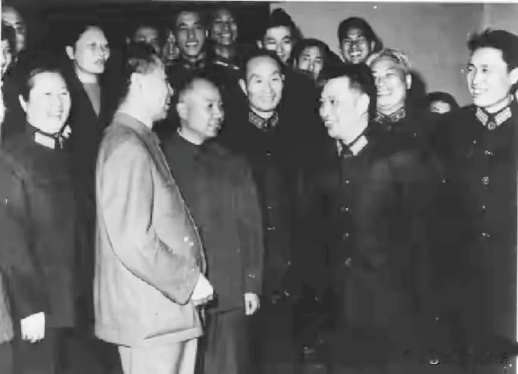 1959年，周恩来总理在萧华将军（前左三）、张爱萍将军（前左四）陪同下接见话剧《