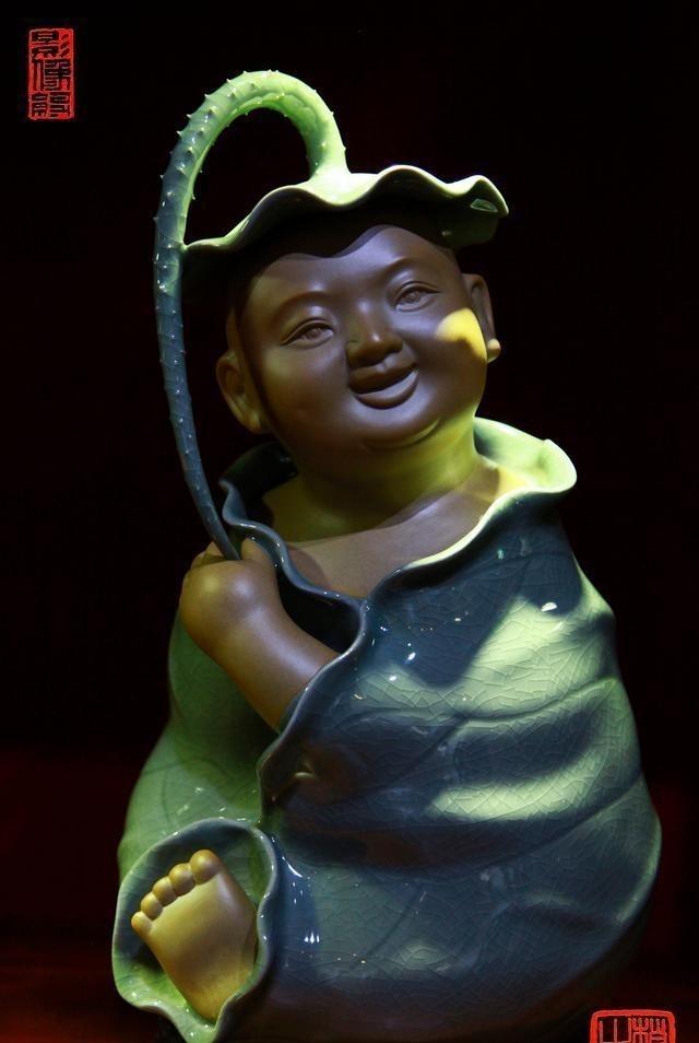 拍摄静物，应该如何布光？ 1、先布局主光。

静物拍不好，很多时候并不是相机不够