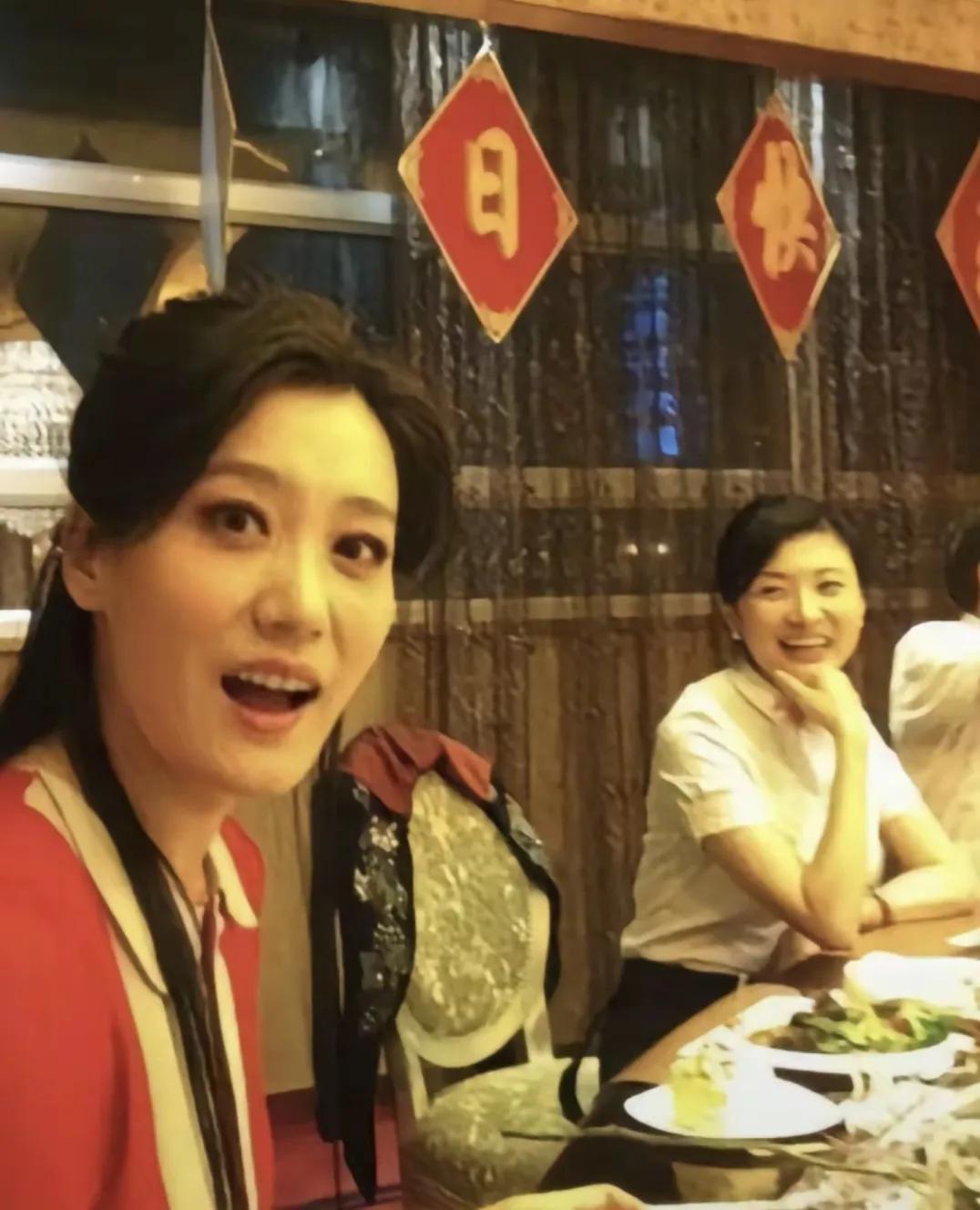 这两位美女有点儿眼熟，就是忘了叫什么名字了。