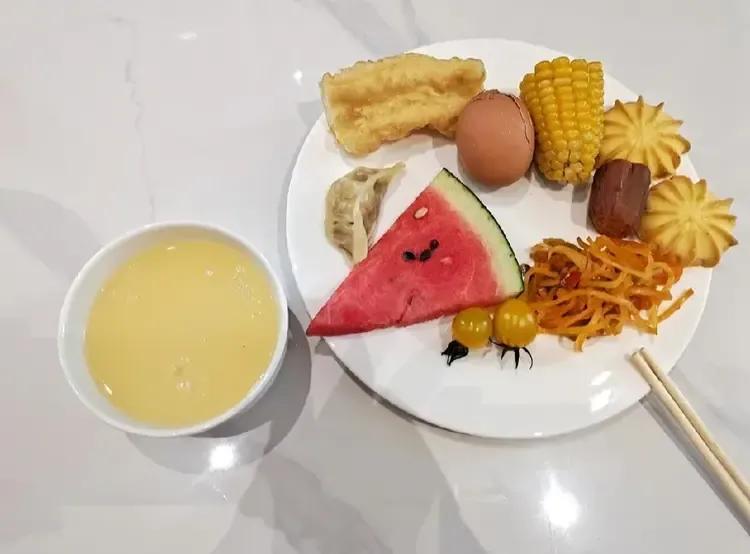 青岛竟然比东营冷，没带件厚衣服出来后悔了。


看来靠海太近就是这样:夏天凉快，