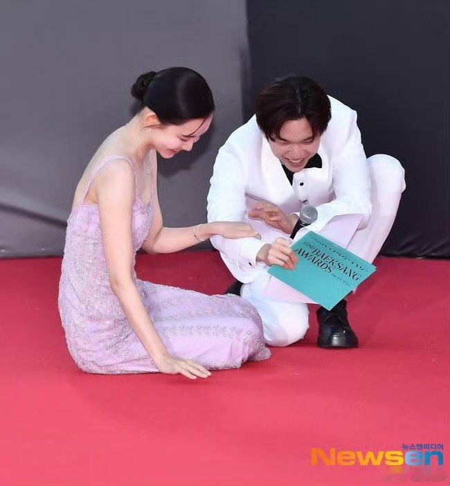 申贤彬摔倒申贤彬红毯摔倒 申贤彬红毯摔倒，没事吧 