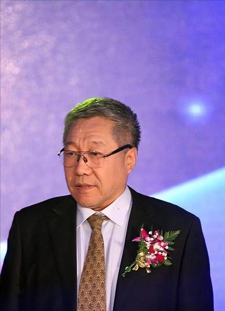 郑秉文又上热搜了！

一些网文把他过去介绍德国养老金改革的内容，压缩成了“中国也