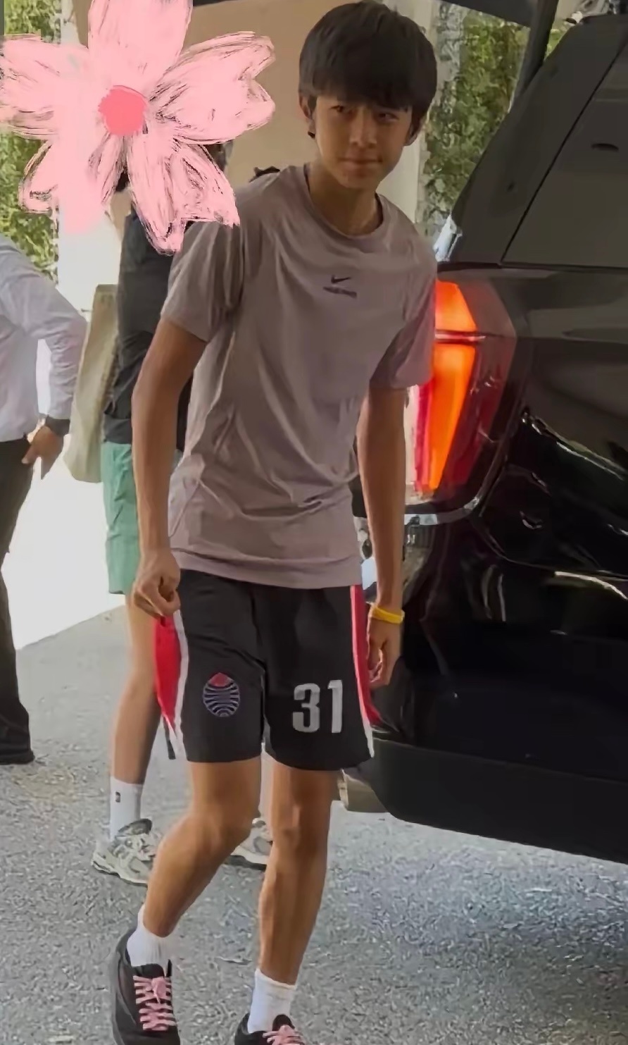 邓超的儿子真好看，很像年轻时候的陈冠希。 