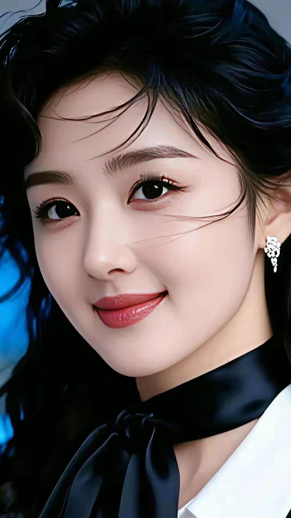 这姑娘妆容精致，气质优雅。