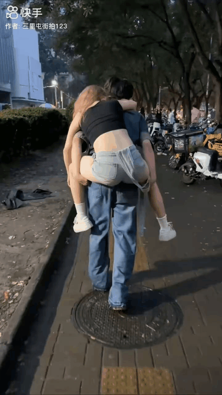 男孩的做法值得赞许！

女孩饮酒过量，酩酊大醉，男子决定送她回去，便将她背了起来
