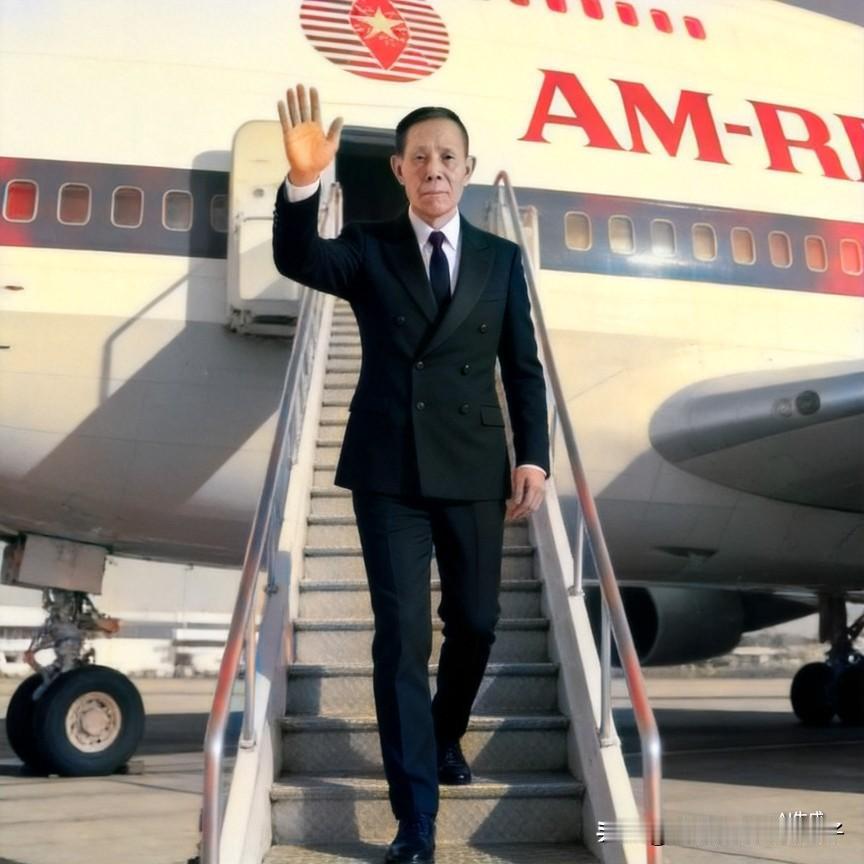 看到一位西装革履的男士下飞机挥手致意，这画面本挺潇洒。可想起乐华男团Loong9