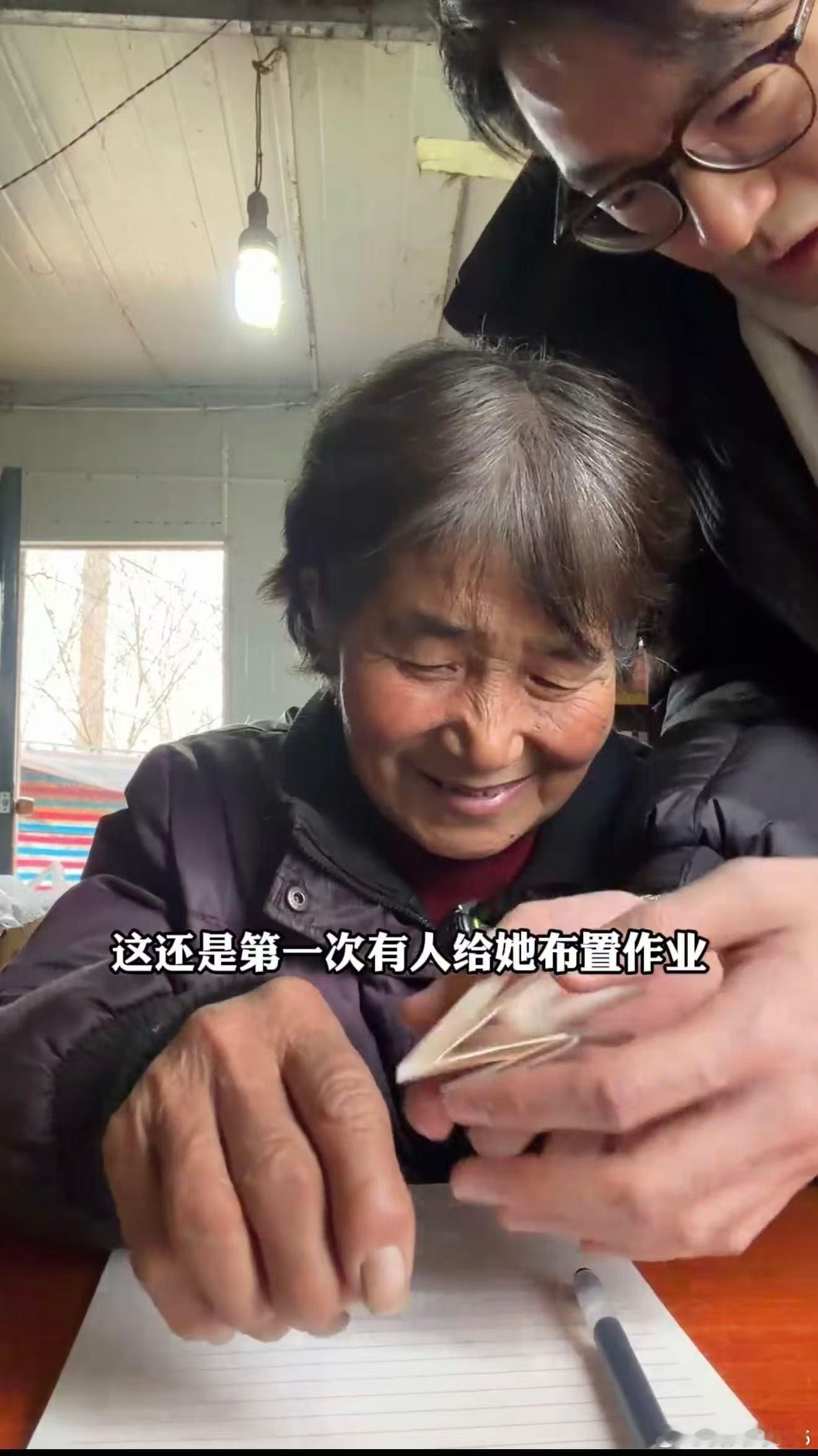 82岁退休语文老师的人生遗嘱章奶奶的温柔藏不住！对毛孩子耐心照料，高考作文字字恳